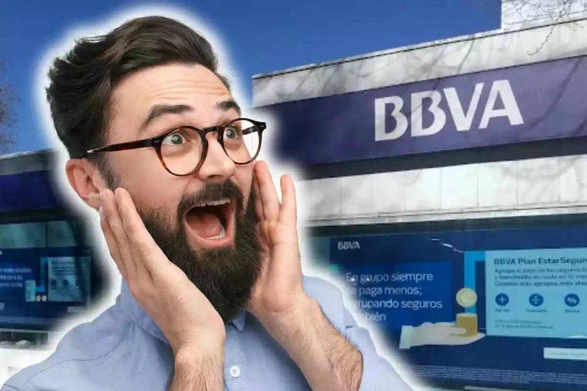 Un hombre con expresión de sorpresa frente a un edificio del BBVA. Un hombre con expresión de sorpresa frente a un edificio del BBVA.
