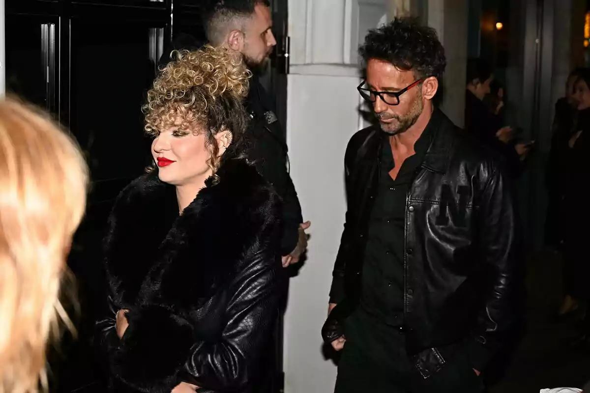 Sheila Casas y Álvaro Muñoz Escassi vestidas de negro con chaquetas de cuero en un evento nocturno. Sheila Casas y Álvaro Muñoz Escassi vestidas de negro con chaquetas de cuero en un evento nocturno.